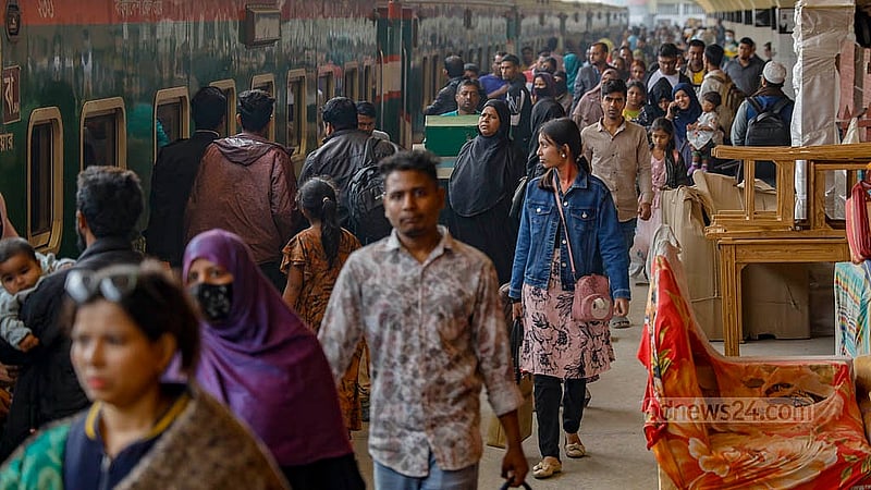 কমলাপুর রেল স্টেশনে বুধবার দুপুরে ভিড় বেশি দেখা যায় কিশোরগঞ্জ এক্সপ্রেস ট্রেনে