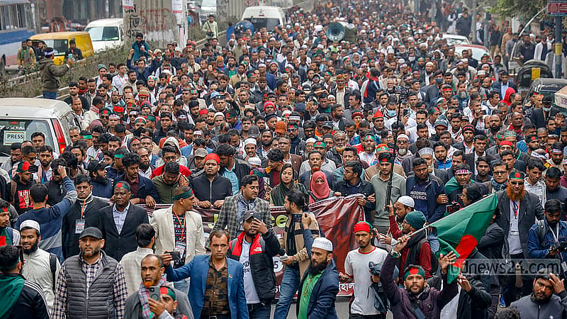 পিলখানায় বিডিআর বিদ্রোহের ঘটনায় দায়ের করা মামলায় গ্রেপ্তার জওয়ানদের 'নিরপরাধ' জানিয়ে তাদের মুক্তির দাবিতে বুধবার কেন্দ্রীয় শহীদ মিনারে সমাবেশ শেষে প্রধান উপদেষ্টার বাসভবন যমুনার দিকে স্বজনদের পদযাত্রা