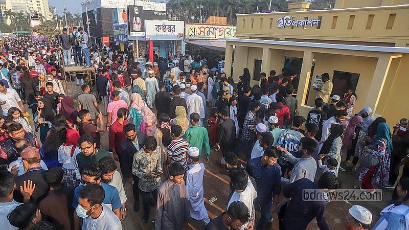 আন্তর্জাতিক মাতৃভাষা দিবসে সোহরাওয়ার্দী উদ্যানে বইমেলায় ছিল উপচে পড়া ভিড়