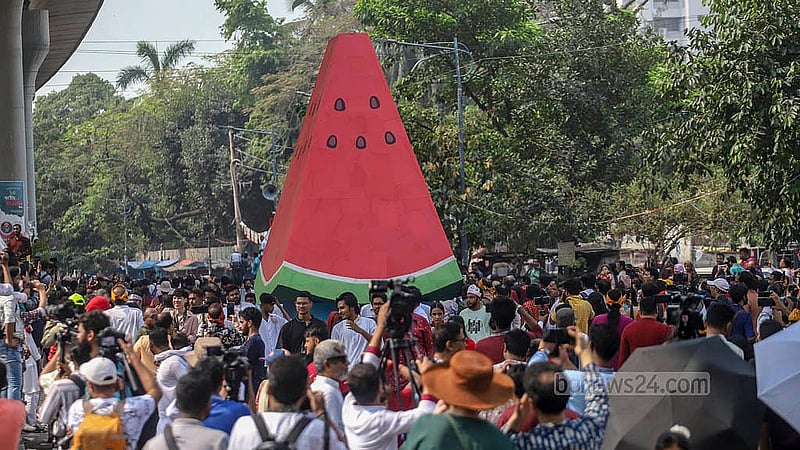 বর্ষবরণ আনন্দ শোভাযাত্রায় ফিলিস্তিনের প্রতি সংহতি জানিয়ে প্রতীকী মোটিফ ছিল ‘তরমুজের ফালি’