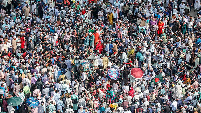 বাড়ি ভাড়া বাড়ানোসহ দাবি আদায়ে বুধবার রাজধানীর শাহবাগ মোড় অবরোধ করে তিন ঘণ্টা বিক্ষোভ করেন এমপিভুক্ত শিক্ষা প্রতিষ্ঠানের শিক্ষক-কর্মচারীরা