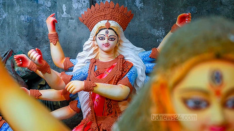 বাংলাবাজারের প্রাণ বল্লভ জিউ মন্দিরে তৈরি করা হচ্ছে বেশ কয়েকটি প্রতিমা। পূজায় এখান থেকে ঢাকার বিভিন্ন মন্দিরে এসব প্রতিমা পাঠানো হবে