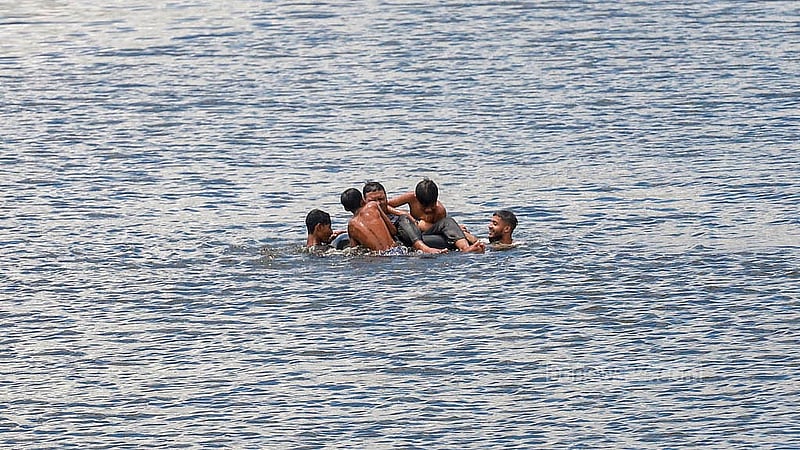 নারায়ণগঞ্জের ডিএনডি লেকে গাড়ির টিউব নিয়ে গোসল করতে নেমে পড়ে কয়েকজন