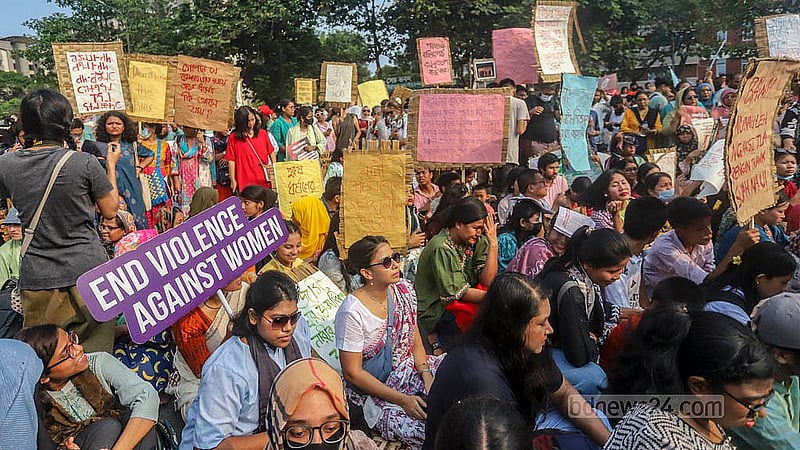 রাজধানীর মানিক মিয়া অ্যাভিনিউয়ে শুক্রবার ‘নারীর ডাকে মৈত্রী যাত্রা’ কর্মসূচিতে প্ল্যাকার্ড হাতে নারীরা