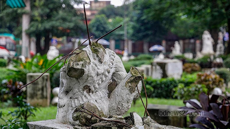 ভাস্কর্যটির হাত, পা, মুখ— কিছুই নেই; সব ভেঙে ফেলা হয়েছে । ঢাকা বিশ্ববিদ্যালয়ের ফুলার রোডের স্বাধীনতা সংগ্রাম ভাস্কর্যের এসব আবক্ষমূর্তি এভাবেই পড়ে আছে এক বছর ধরে