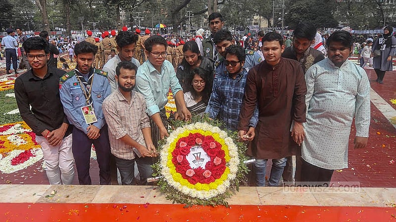 কেন্দ্রীয় শহীদ মিনারে শ্রদ্ধা নিবেদন করেন ঢাকা বিশ্ববিদ্যালয়ের প্রতিবন্ধী শিক্ষার্থীরাও