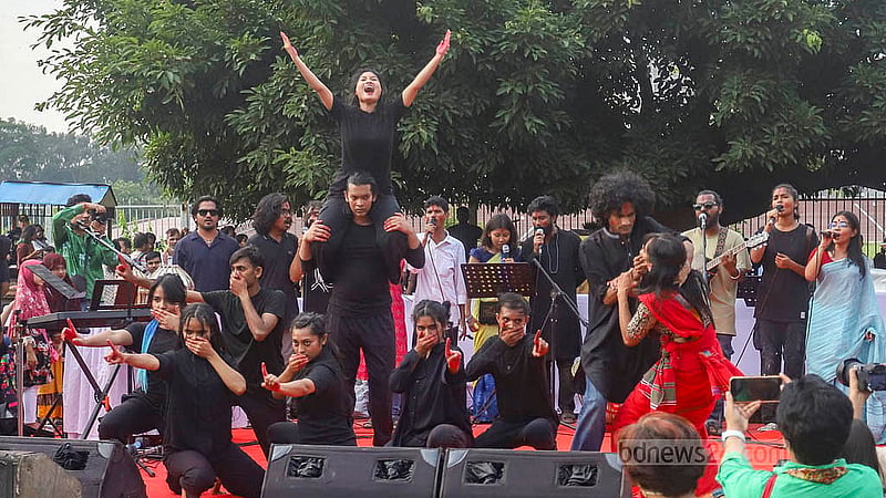 রাজধানীর মানিক মিয়া অ্যাভিনিউয়ে শুক্রবার ‘নারীর ডাকে মৈত্রী যাত্রা’ কর্মসূচিতে সাংস্কৃতিক পরিবেশনা