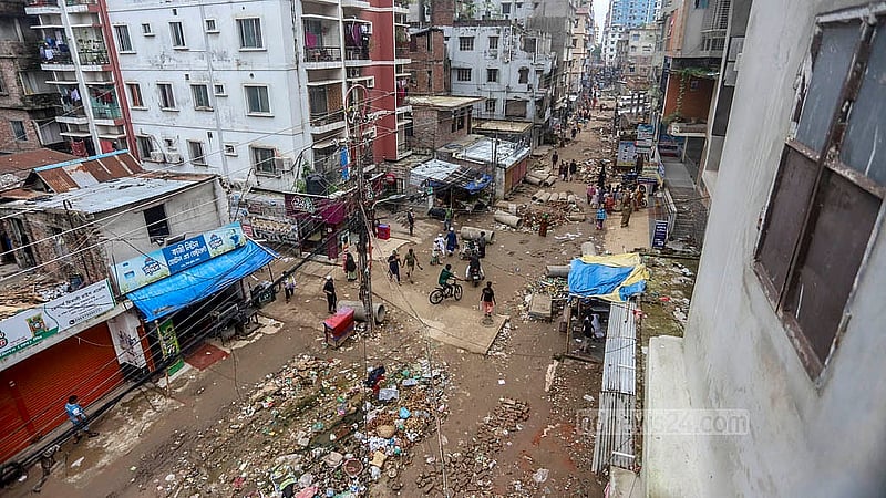 মুগদার স্থানীয় বাসিন্দারা বলছেন, গত বছরের প্রথম দিকে মুগদা-মান্ডা সড়ক সংস্কারের কাজ শুরু হলেও এ বছরও তা শেষ হয়নি। সরকার ক্ষমতার পালাবদলে কাজ গেছে থেমে