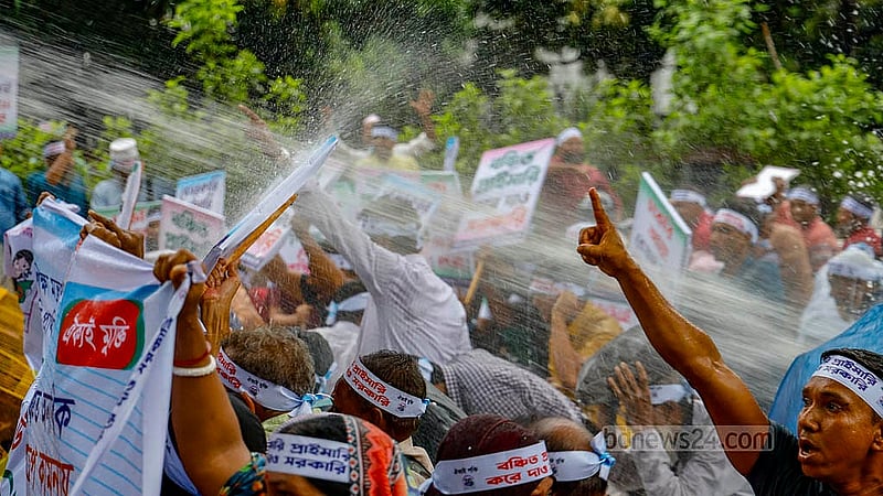 জাতীয়করণের দাবিতে সোমবার বিকালে যমুনা অভিমুখে যাত্রা শুরু করেন বেসরকারি প্রাথমিক শিক্ষকরা। প্রেস ক্লাবের সামনে জলকামানের পানি ছুড়ে তাদের ছত্রভঙ্গ করে দেয় পুলিশ