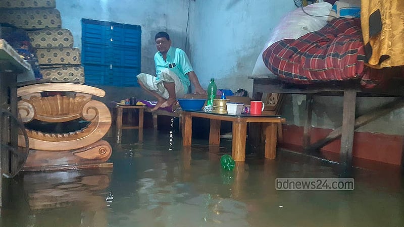 টেকনাফে টানা কয়েক দিনের ভারি বৃষ্টি ও পাহাড়ি ঢলে তলিয়ে গেছে ঘর