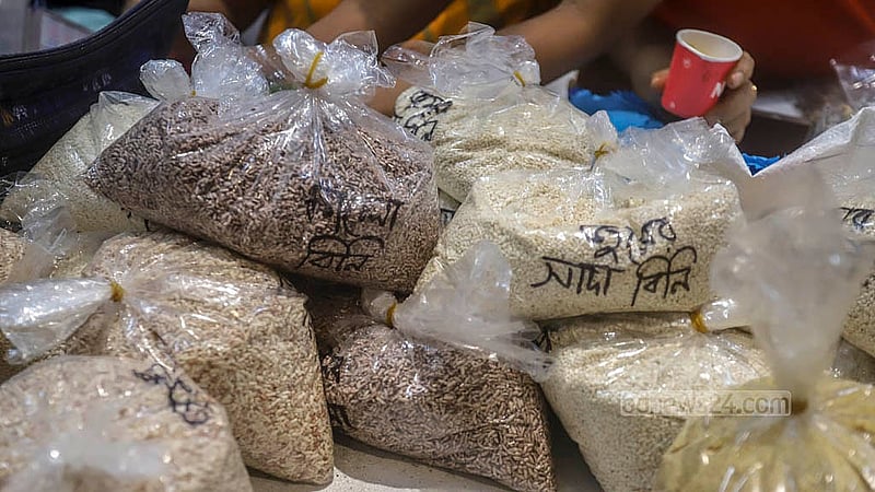 ঢাকার বেইলি রোডে পার্বত্য কমপ্লেক্সে বিভিন্ন ফলের সঙ্গে পাওয়া যাচ্ছে জুম পদ্ধতিতে উৎপাদিত লাল, কালো ও সাদা বিন্নি চাল। প্রতিকেজি বিক্রি হচ্ছে ১২০ থেকে ১৫০ টাকায়