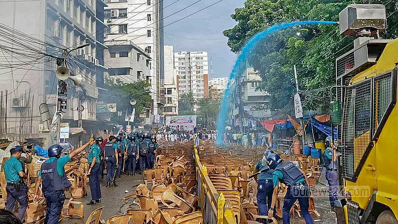 ঢাকার কাকরাইলে শনিবার কেন্দ্রীয় কার্যালয়ের সামনে সমাবেশ ডাকে জাতীয় পার্টি। কিন্তু ‘সড়ক আটকে’ রাখার অভিযোগে লাঠিপেটার পাশাপাশি জলকামান ব্যবহার করে নেতাকর্মীদের ছত্রভঙ্গ করে দেয় পুলিশ।