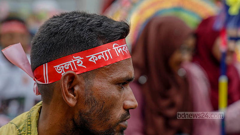 মানিক মিয়া এভিনিউয়ে সোমবার বিকালে রিকশা শোভাযাত্রায় চালকদের মাথায় ছিল ব্যান্ড, যেখানে লেখা ‘জুলাই কন্যা দিবস’