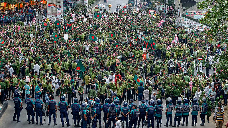 ডিপ্লোমা ইন নার্সিং এবং ডিপ্লোমা ইন মিডওয়াইফারি কোর্সের স্নাতক সমমান হিসেবে স্বীকৃতির দাবিতে বুধবার দুপুরে ঢাকার শাহবাগ মোড় অবরোধ করে স্লোগান দেন শিক্ষার্থীরা