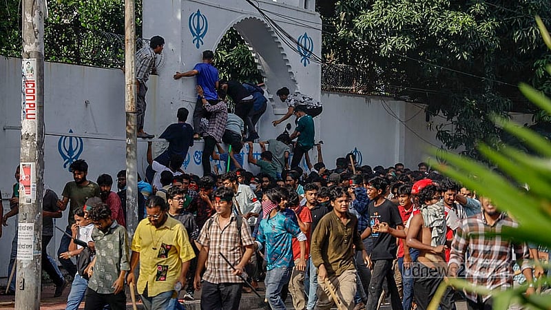 বুধবার বিকালে ঢাকা বিশ্ববিদ্যালয়ের ভিসি চত্বরের সামনে কোটা সংস্কারের দাবিতে আন্দোলনরত শিক্ষার্থীরা গায়েবানা জানাজা শেষে কফিন মিছিল বের করলে পুলিশ কাঁদুনে গ্যাস নিক্ষেপ করে। এ সময় আন্দোলকারীরা দেয়াল টপকে গুরুদুয়ারার ভেতরে আশ্রয় নেন