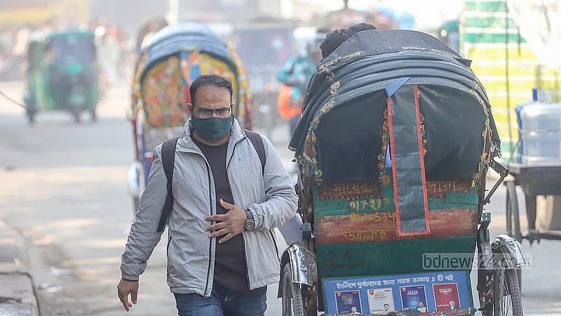 রাজধানীর হাটখোলা রোডে ধুলার কারণে মাস্ক ছাড়া চলাচল করা বেশি কঠিন। শীতের সময় ধুলার মাত্রা বেড়ে যায় অনেক বেশি