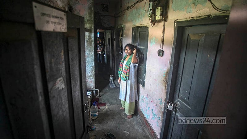 ঢাকার শাহজাহানপুর রেলওয়ে কলোনির পরিত্যক্ত ভবনের কয়েকটি কক্ষ চার হাজার টাকায় ভাড়া দিয়েছেন রেলের এক কর্মী