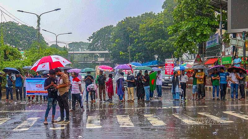 চাকরিতে প্রবেশের বয়সসীমা ন্যূনতম ৩৫ বছর করার দাবিতে শনিবার দুপুরে ঢাকার শাহবাগ মোড়ে সড়ক অবরোধ করে রাখেন চাকরিপ্রত্যাশীরা।