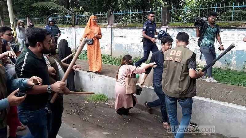 বৈষম্যবিরোধী ছাত্র আন্দোলনের ডাকা দেশজুড়ে ‘মার্চ ফর জাস্টিস’ কর্মসূচির অংশ হিসেবে যশোর প্রেস ক্লাবের সামনে ডাকা বিক্ষোভ কর্মসূচিতে লাঠিপেটা করে পুলিশ।
