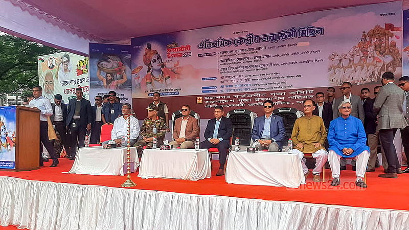 রাজধানীর পলাশী মোড়ে শনিবার বিকালে জন্মাষ্টমীর শোভাযাত্রার উদ্বোধন অনুষ্ঠানে অতিথিরা