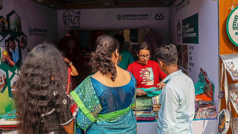 বাংলা একাডেমি প্রাঙ্গণে বৃহস্পতিবার ব্যাংকার-এসএমই নারী উদ্যোক্তা মেলার একটি স্টলে পণ্য দেখছেন দর্শনার্থীরা