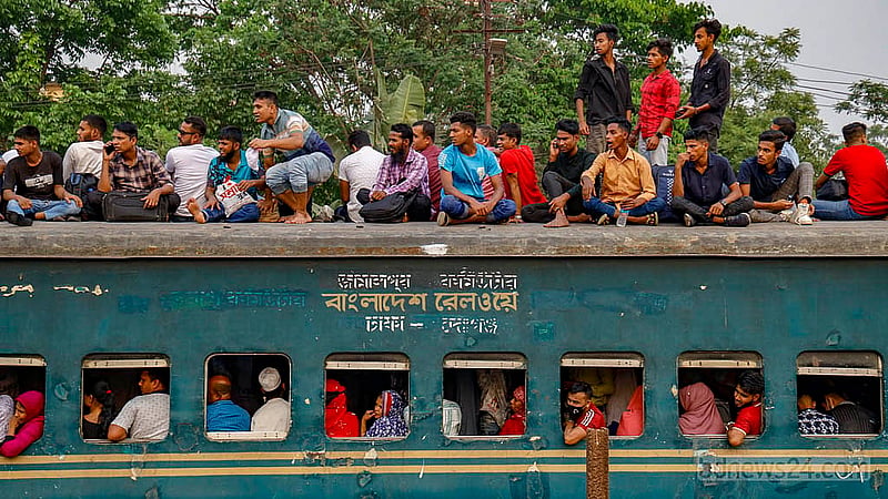 জয়দেবপুর রেলওয়ে স্টেশনে বৃহস্পতিবার বিকালে জামালপুর কমিউটার ছেড়ে যাওয়ার সময় ট্রেনটিতে যেন তিল ধারণের জায়গা ছিল না