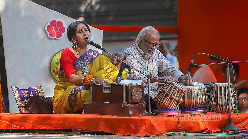 ঢাকা বিশ্ববিদ্যালয়ের চারুকলার বকুলতলায় শুক্রবার গানে গানে ঋতুরাজকে বরণ