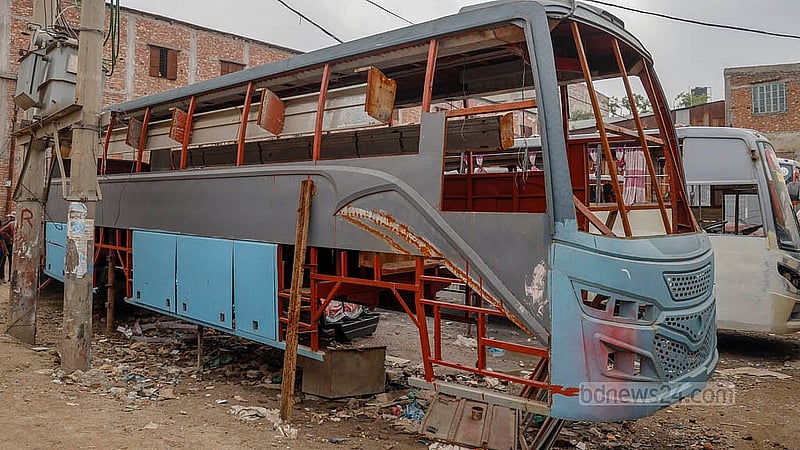 যাত্রাবাড়ীর সামাদ নগরে এই গ্যারাজে দূরপাল্লার নতুন এসি, নন-এসি বাসের কাঠামো থেকে শুরু করে সবকিছুই বসানো হয়