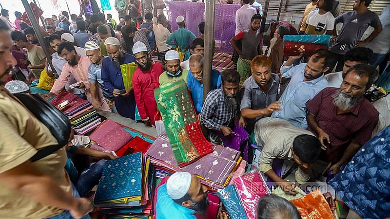 নারায়ণগঞ্জের রূপগঞ্জের নোয়াপাড়ায় সাপ্তাহিক জামদানি শাড়ির হাটে পাইকার আসেন দেশের বিভিন্ন স্থান থেকে