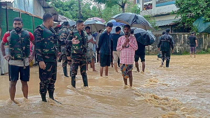 খাগড়াছড়িতে বন্যায় চরম বির্পযয়ের মধ্যে সেনা বাহিনী উদ্ধারকাজ চালাচ্ছে