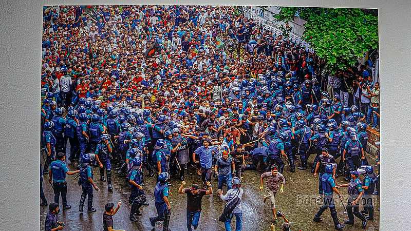 ঢাকার পান্থপথে দৃকপাঠ ভবনের তৃতীয় তলায় ‘বুক পেতেছি, গুলি কর’ শীর্ষক আলোক