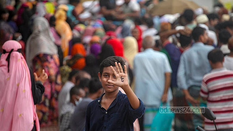টিসিবির ট্রাকসেলের লাইনে দাঁড়ানো সবার হাতে লিখে দেওয়া হয় সিরিয়াল নম্বর। দীর্ঘ সময় অপেক্ষার পরও তারা খালি হাতে বাসায় ফেরেন। বৃহস্পতিবার রাজধানীর শনিরআখড়া এলাকায় তোলা