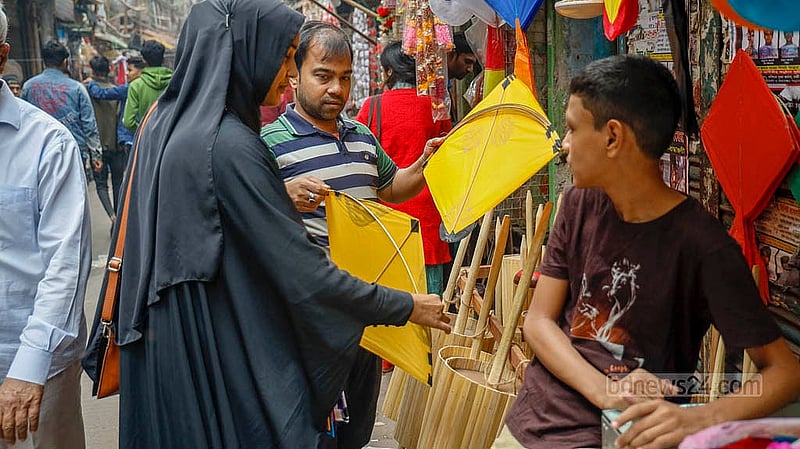 ঘুড়ি ওড়ানোর অনুষঙ্গ নাটাই; শাঁখারীবাজারে ঘুড়ির দোকানে পাওয়া যায় বিভিন্ন ধরন ও আকারের নাটাই। কাঠের নাটাইয়ের দাম ৩৫০ টাকা থেকে শুরু করে ১০০০ টাকার মধ্যে