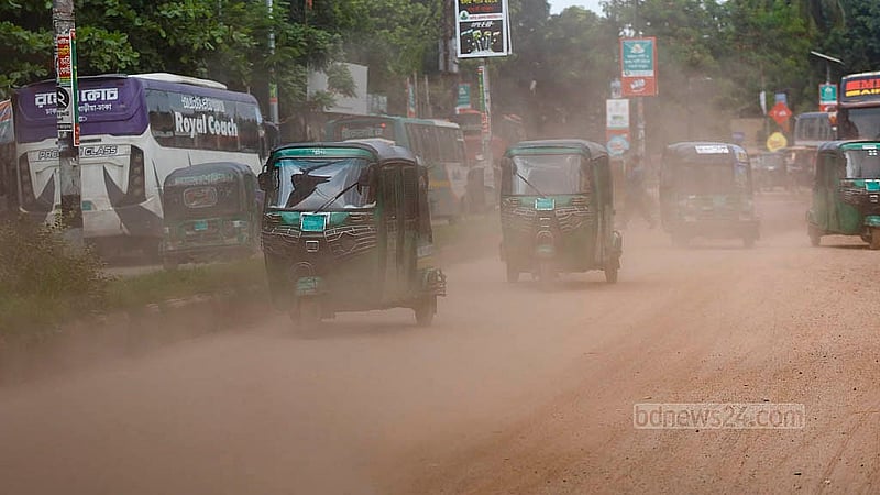 ঢাকার কমলাপুরের বিআরটিসির সামনের সড়কটি দিয়ে ভারী যানবাহন চলাচল করলে আশপাশ ধুলায় ছেয়ে যায়