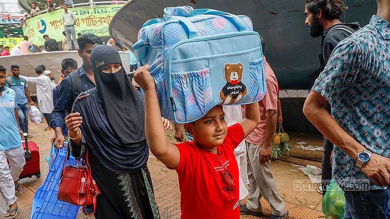 ঈদের ছুটি শুরু হওয়ায় ঢাকার সদরঘাট টার্মিনালে শুক্রবার লঞ্চে ছিল অন্য সময়য়ের চেয়ে বেশি ভিড়
