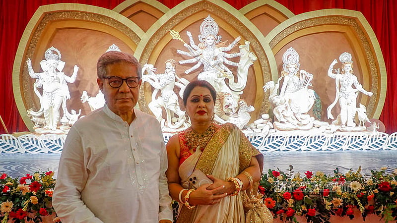 বাঙালি হিন্দুদের অন্যতম ধর্মীয় উৎসব দুর্গাপূজার ষষ্ঠীতে বনানী মণ্ডপে প্রতিমার সামনে দাঁড়িয়ে অনেকেই