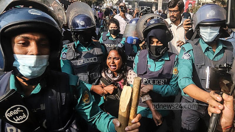 প্রাথমিক বিদ্যালয়ের সহকারী শিক্ষক পদে বাতিল হওয়া নিয়োগ ফিরে পাওয়ার দাবিতে সোমবার শাহবাগে চাকরিপ্রার্থীদের অবস্থান কর্মসূচি থেকে কয়েকজনকে আটক করে পুলিশ
