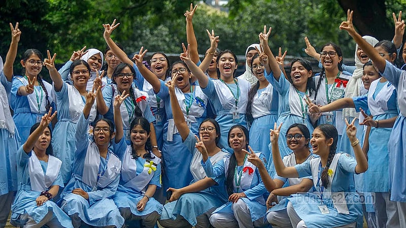 মাধ্যমিকে ভালো ফলের আনন্দে দুই আঙুল তুলে বিজয় চিহ্ন দেখাচ্ছেন ভিকারুননিসা নূন স্কুল এন্ড কলেজের শিক্ষার্থীরা