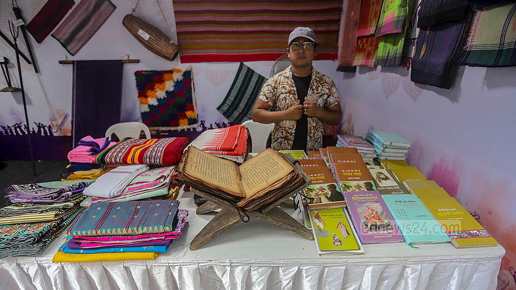 বাংলা একাডেমি প্রাঙ্গণে ‘সকল জাতিগোষ্ঠীর সাংস্কৃতিক ঐতিহ্যের প্রদর্শনীতে’ বিভিন্ন নৃ-গোষ্ঠীর স্টলে স্থান পেয়েছে তাদের ঐতিহ্যবাহী নানা জিনিসপত্র