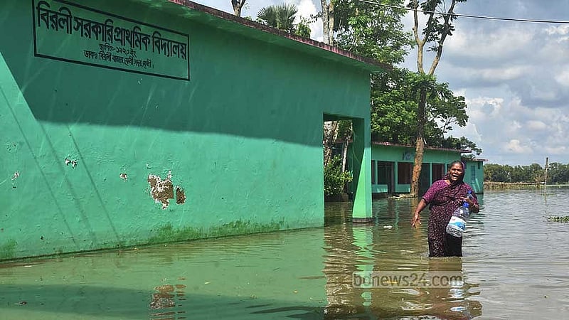 বন্যার অষ্টম দিনেও ফেনীর বিরলী বাজার এলাকার বিরলী সরকারী প্রাথমিক বিদ্যালয়ে আশ্রয় নেওয়া এক নারী সুপেয় পানির খোঁজে