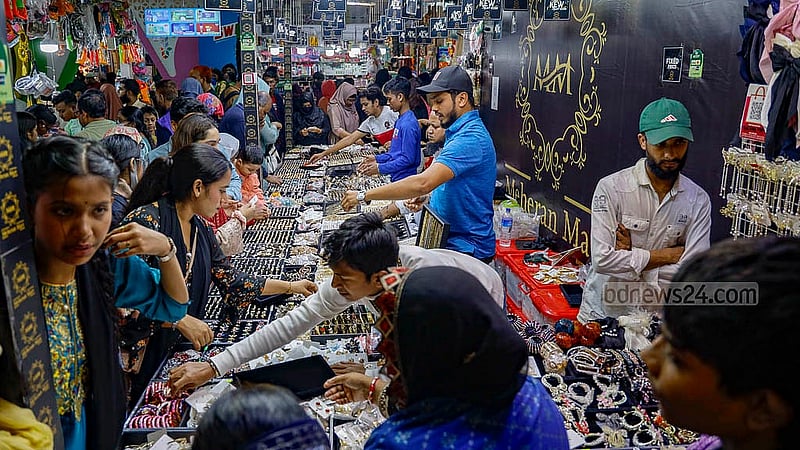 আন্তর্জাতিক বাণিজ্য মেলায় শুক্রবার ইরানের একটি স্টলে গহনা ও রত্নপাথর দেখছেন ক্রেতা-দর্শনার্থীরা