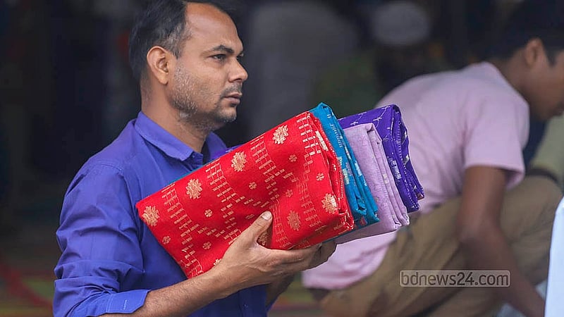 নারায়ণগঞ্জের রূপগঞ্জের নোয়াপাড়ায় সাপ্তাহিক জামদানি শাড়ির হাটে শাড়ি হাতে তাঁতিরা