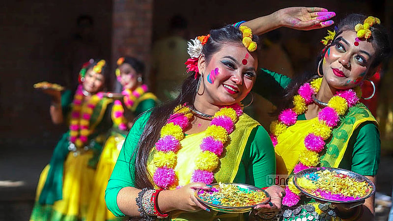 ঢাকা বিশ্ববিদ্যালয়ের চারুকলার বকুলতলায় শুক্রবার সকালে আবীররাঙা বসন্ত উৎসব
