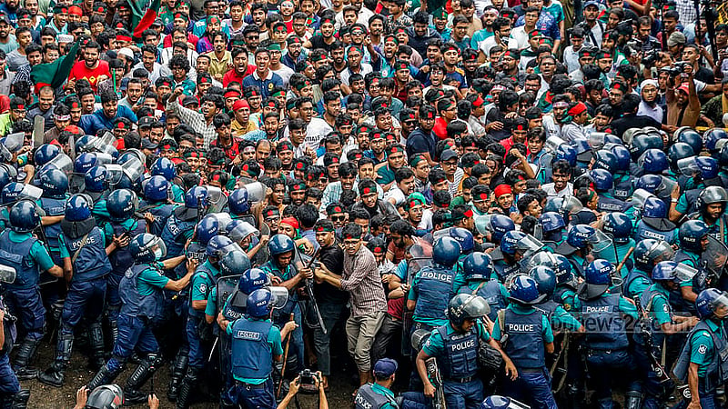 সরকারি চাকরিতে কোটা সংস্কারের দাবিতে বৃহস্পতিবার মিছিল নিয়ে শাহবাগে গেলে আন্দোলনকারীদের বাধা দেয় পুলিশ; পরে সেই বাধা উপেক্ষা করেই সামনে এগিয়ে যান তারা