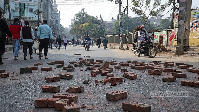পুরান ঢাকার বকশীবাজার এলাকায় সড়ক অবরোধ করতে সড়কে ইট ফেলে রেখেছে আলিয়া মাদ্রাসার শিক্ষার্থীরা। মাদ্রাসার মাঠ থেকে অস্থায়ী আদালত সরাতে বিক্ষোভে নেমেছেন তারা