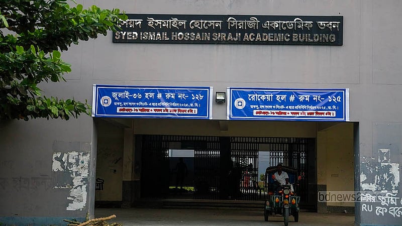 রাজশাহী বিশ্ববিদ্যালয়ের সৈয়দ ইসমাইল হোসেন সিরাজী একাডেমিক ভবনে রয়েছে ছাত্রীদের দুই হলের ভোট কেন্দ্র। দুই কেন্দ্রের একটিও বুধবার সন্ধ্যা পর্যন্ত পুরোপুরি প্রস্তুত হয়নি, এখনো চলছে কাজ