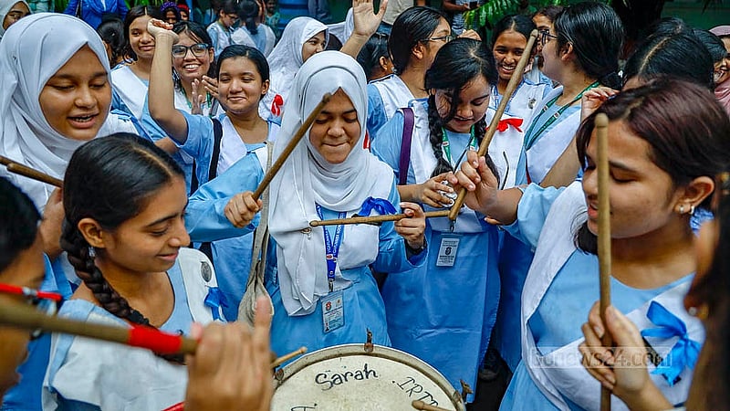 মাধ্যমিক পরীক্ষার ফল প্রকাশের পর ভিকারুননিসা নূন স্কুল এন্ড কলেজের কৃতকার্য শিক্ষার্থীরা বাদ্যের তালে তালে নিজেদের সাফল্য উদযাপন করেন