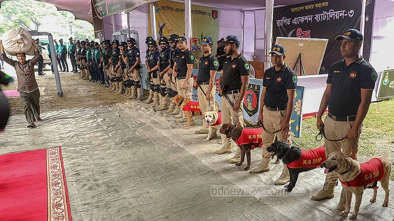 জাতীয় ঈদগাহের নিরাপত্তায় শুক্রবার র‌্যাবের ডগ স্কোয়াড দিয়ে করা হয় তল্লাশি।