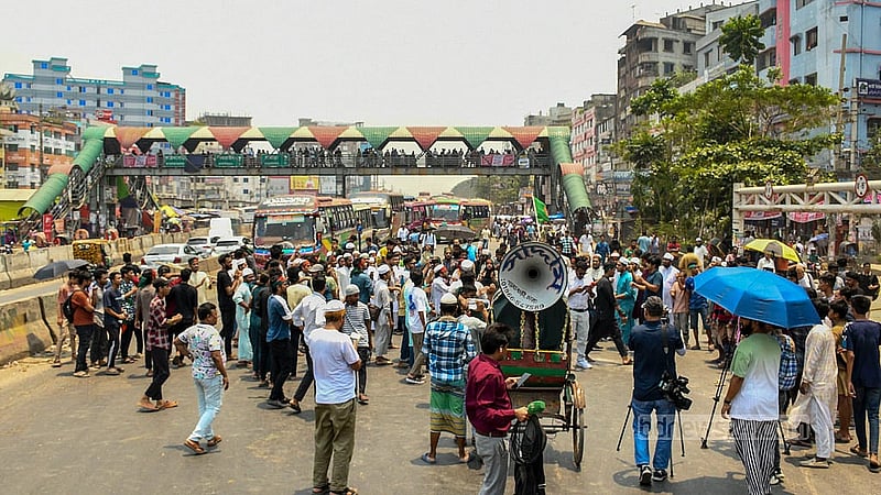 আওয়ামী লীগ নিষিদ্ধের দাবিতে শনিবার সকালে রাজধানীর শনির আখড়ায় সড়কে অবস্থান নিয়ে বিক্ষোভ দেখান বিভিন্ন রাজনৈতিক দলের কর্মীরা