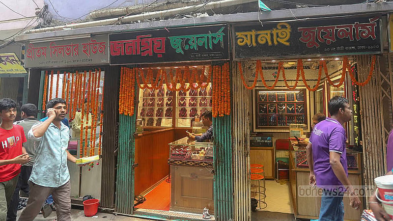 এবার সোমবার পহেলা বৈশাখ উদযাপন হলেও হিন্দু সম্প্রদায়ের পঞ্জিকা অনুযায়ী বৈশাখ মাস পড়েছে মঙ্গলবার। ফলে গ্রাহক বিবেচনায় এ দুদিনই হালখাতার আয়োজনে সাজানো হয় তাঁতীবাজারের বিভিন্ন দোকান